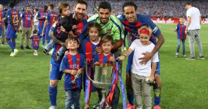 كيسي يظهر بشكل مفاجئ خلال احتفالات برشلونة بكأس السوبر الإسباني