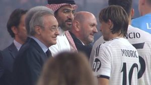بيريز يمازح مودريتش بعد الخسارة ضد برشلونة (2-5)