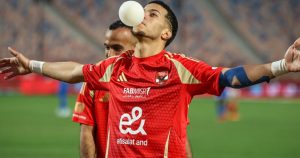 الأهلي يتصدر الدوري المصري بعد فوزه في لقاء مؤجل أمام سموحة