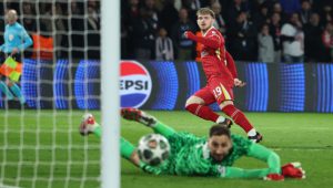 إليوت يقود ليفربول للفوز على باريس في دوري الأبطال