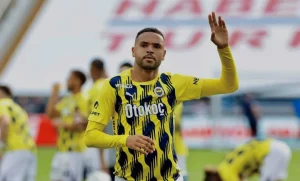 النصيري يقود فنربخشة لفوز خارج الديار بثلاثية في الدوري التركي
