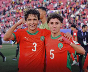 أندرلخت يهنئ الثنائي المغربي علي معمر وأنس تجراوت بعد الفوز على إسبانيا