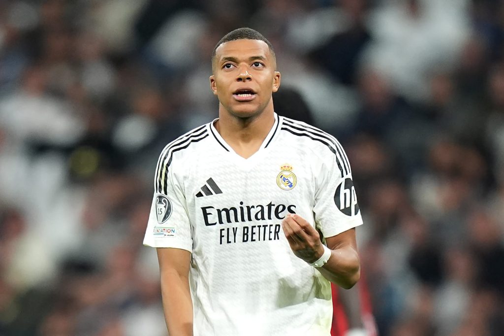 مبابي يُتوج بجائزة أفضل لاعب في ريال مدريد لشهر غشت