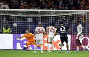 فرانكفورت يقلب تأخره إلى فوز كبير أمام غلطة سراي في دوري أبطال أوروبا