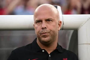 سلوت يعلن غياب نجم ليفربول الشاب عن الملاعب لمدة عام
