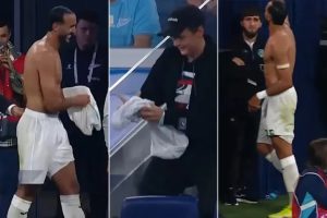 لاعب تونسي يُطرد ويُهدي قميصه لمشجع… ثم يعود للمباراة ويستعيد قميصه!