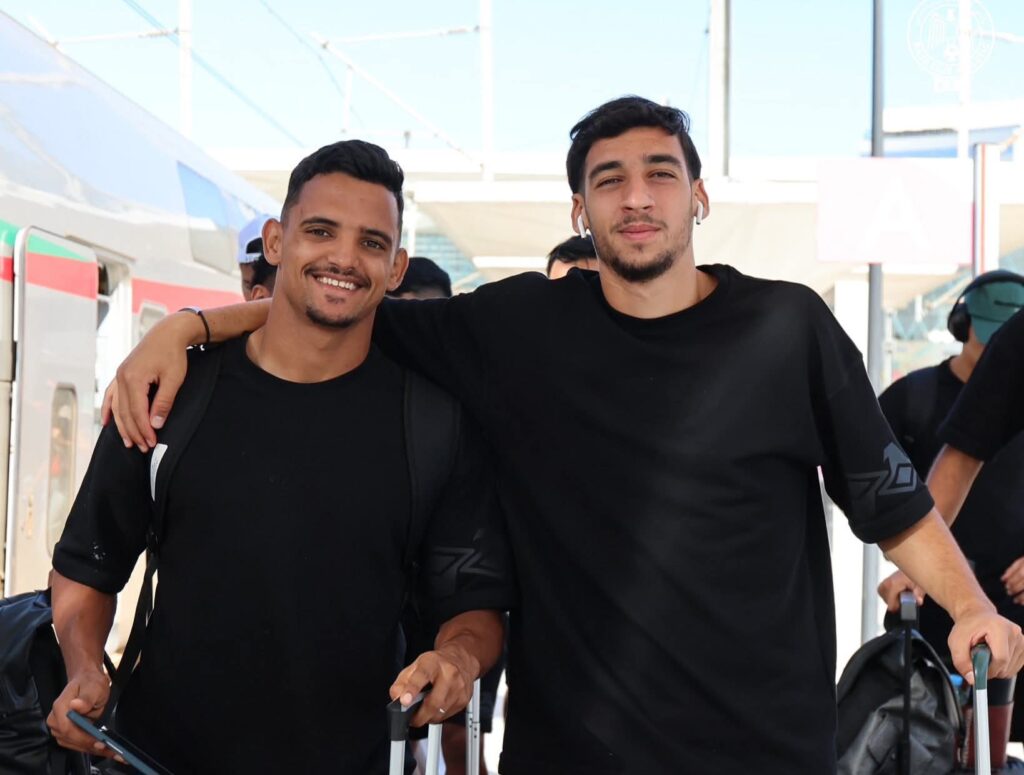 الرجاء الرياضي يعود للدار البيضاء بعد معسكر طنجة التدريبي