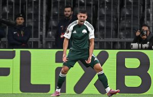 زروري يسجل هاتريك ويقود فريقه للفوز في الدوري الأوروبي
