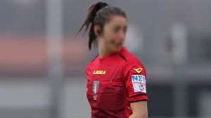 شاهد.. لاعب يصفع حكمة في كولومبيا