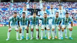 غياب صخرة دفاع الأرجنتين عن المباراة الافتتاحية لكأس العالم 2026