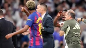 اشتباك بين لاعبي ريال مدريد وبرشلونة بعد نهاية الكلاسيكو بسبب تصريحات يامال اشتباك بين لاعبي ريال مدريد وبرشلونة بعد نهاية الكلاسيكو بسبب تصريحات يامال