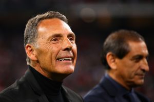 وفاة ميغيل روسو مدرب بوكا جونيورز الأرجنتيني بعد صراع مع المرض