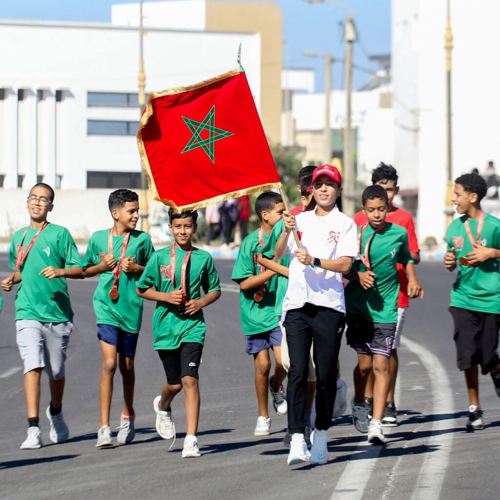 فاطمة الزهراء كردادي حاملة العلم الوطني في المرحلة 6 من” سباق التناوب الرمزي المسيرة الخضراء”