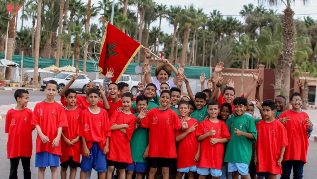 سباق التناوب الرمزي المسيرة الخضراء : البطلة نزهة بدوان تحمل العلم الوطني في المرحلة 11 بين طانطان وطرفاية سباق التناوب الرمزي المسيرة الخضراء : البطلة نزهة بدوان تحمل العلم الوطني في المرحلة 11 بين طانطان وطرفاية