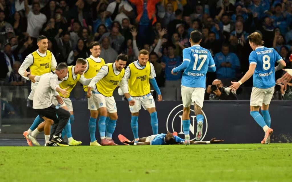 نابولي يفوز على إنتر ويعتلي صدارة الدوري الإيطالي نابولي يفوز على إنتر ويعتلي صدارة الدوري الإيطالي