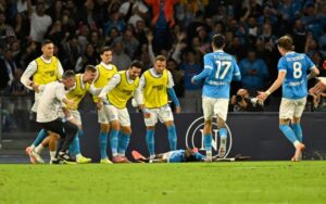 نابولي يفوز على إنتر ويعتلي صدارة الدوري الإيطالي