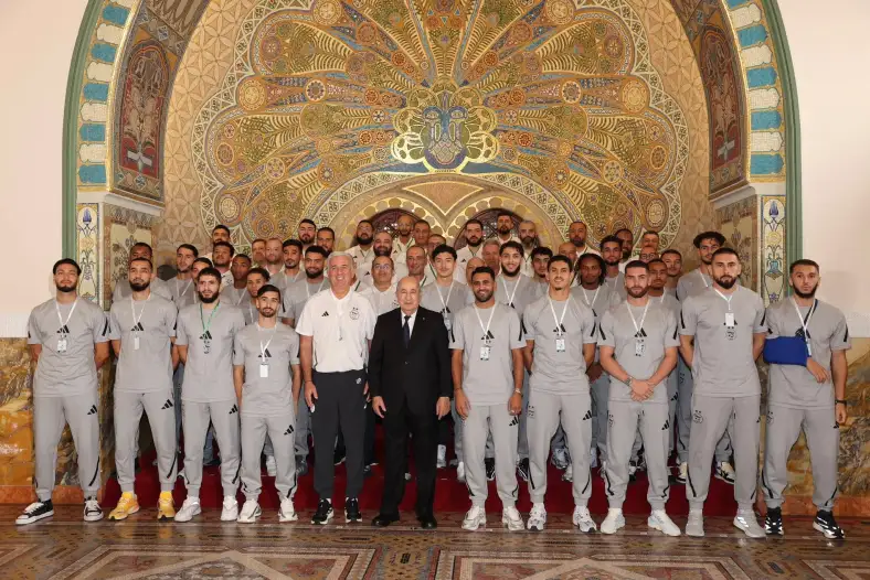 السخرية تطال تبون إثر استقباله المنتخب الجزائري بعد تأهله إلى المونديال