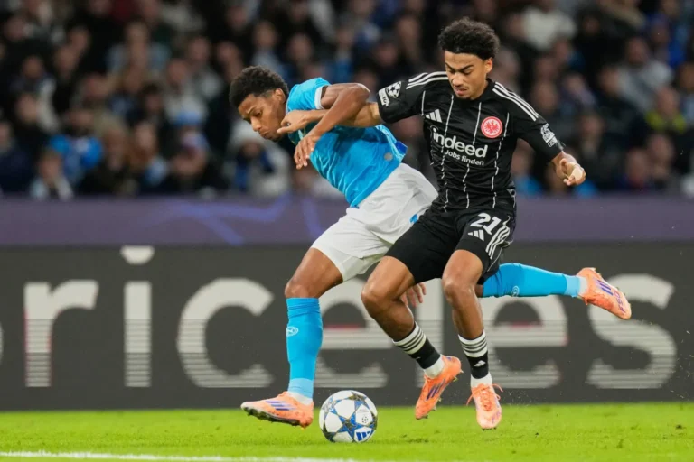 نابولي يفشل في الفوز أمام فرانكفورت