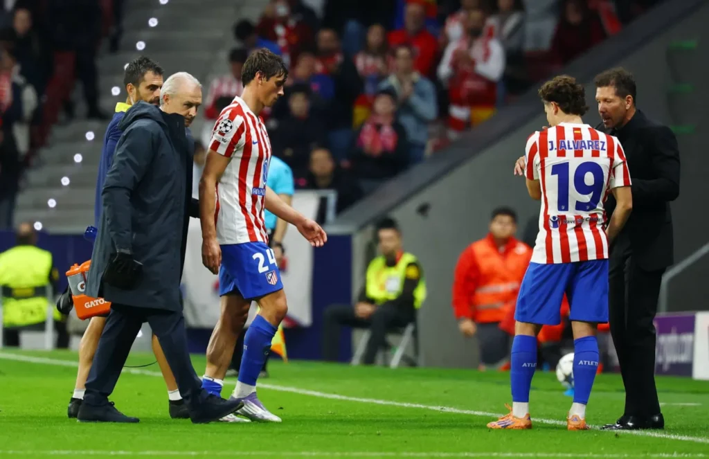 ليلة سوداء في دوري الأبطال.. إصابة قوية لمدافع أتلتيكو مدريد