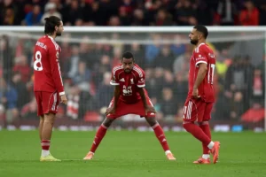 بعد تهديدات المشجعين.. نجم ليفربول يشتري كلب (دوبرمان) لحراسته