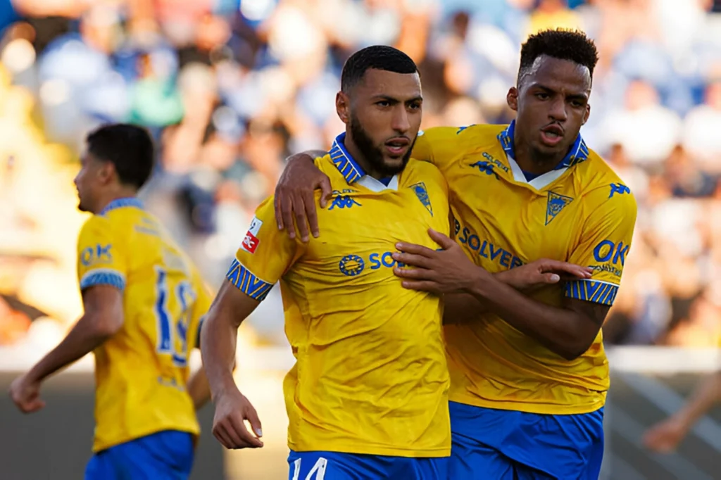 بكراوي يتألق بثلاثية مذهلة ويقود إشتوريل لاكتساح ريو آفي