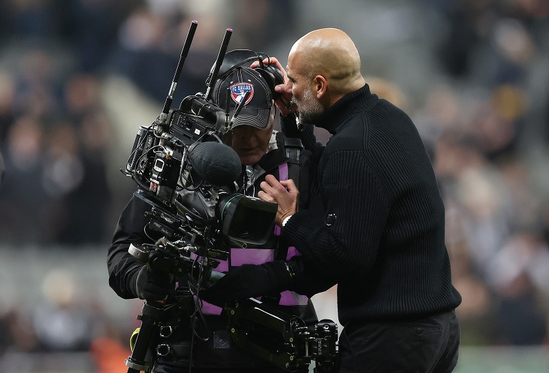 غوارديولا يشعر بالحرج بعد تصرفه تجاه مصور ويعتذر: “ارتكبت خطأ فادحاً”