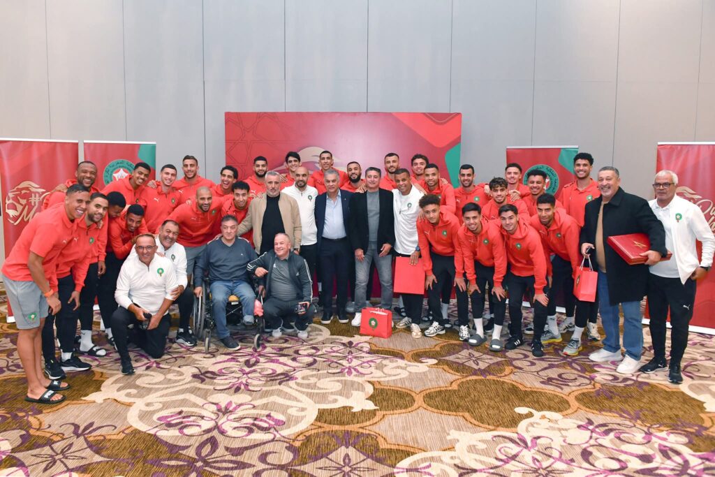 تكريم روّاد كرة القدم المغربية: لقاء يجمع أسود الأطلس باللاعبين الدوليين السابقين