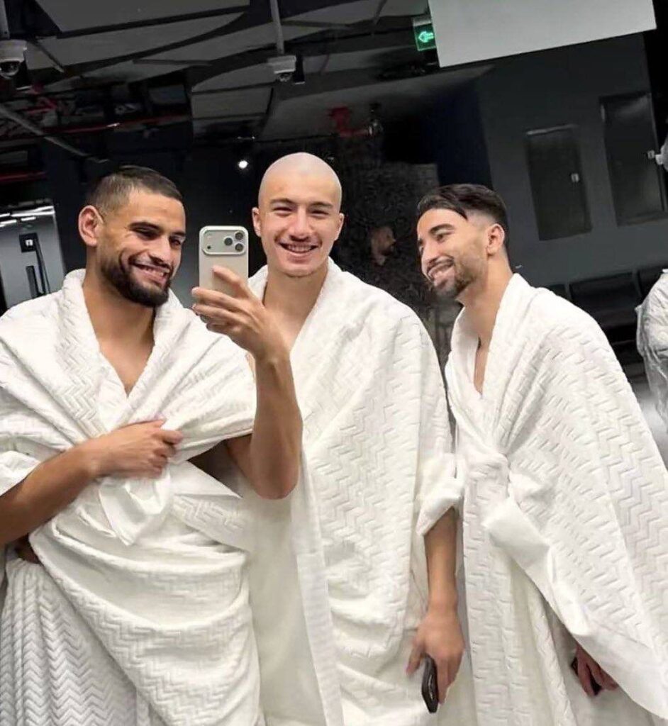 نجوم منتخب الجزائر يؤدّون العمرة في مكة