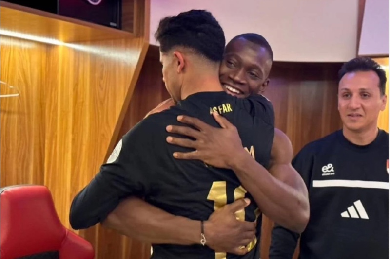 رضا سليم يزور لاعبي الأهلي المصري بعد مواجهة دوري الأبطال