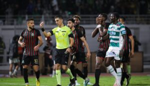 الجيش الملكي يحتج على قرارات التحكيم في مباراته أمام يانغ أفريكانز في دوري الأبطال