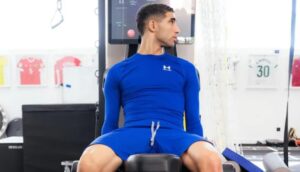 أشرف حكيمي يطمئن جمهوره بصور جديدة رغم استمرار فترة التعافي