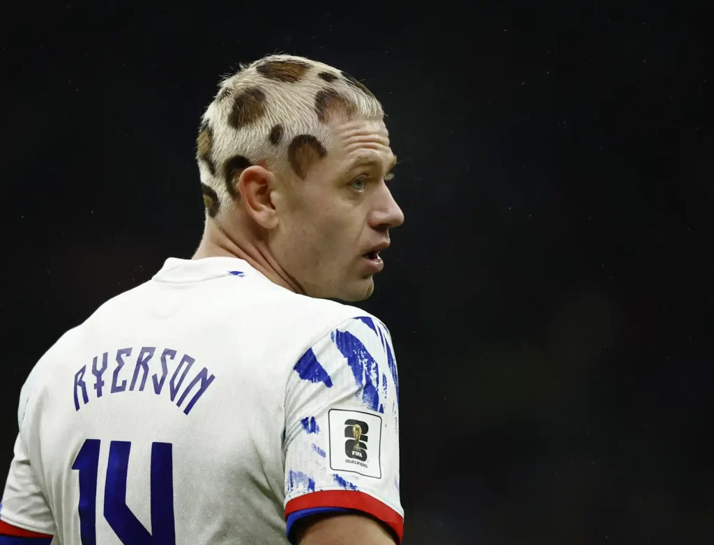 لاعب النرويج يصدم المشجعين بأغرب قصة شعر في تصفيات المونديال