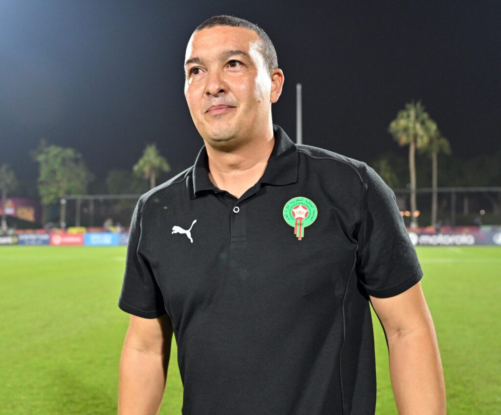 نبيل باها والدفاع المبالغ فيه.. هل أضاع الفوز على المنتخب المغربي؟