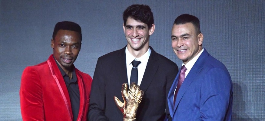 حارس مصري يشكك في تتويج بونو بجائزة أفضل حارس أفريقي!