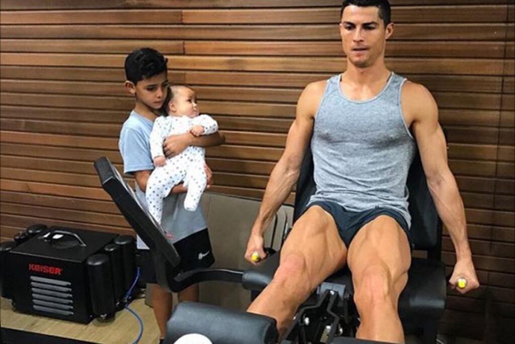 طبيب جراح: رونالدو خضع لعدة عمليات تجميلية للحفاظ على مظهره الشبابي