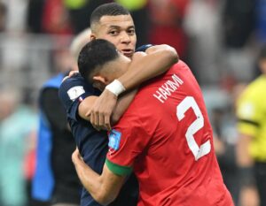 مبابي يساند حكيمي بعد لحظة صعبة أمام بايرن