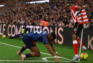 سندرلاند يصدم أرسنال بهدف قاتل في الوقت بدل الضائع في الدوري الإنجليزي