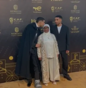 مشهد مؤثر: والدة أشرف حكيمي ترافقه إلى حفل جوائز الكاف