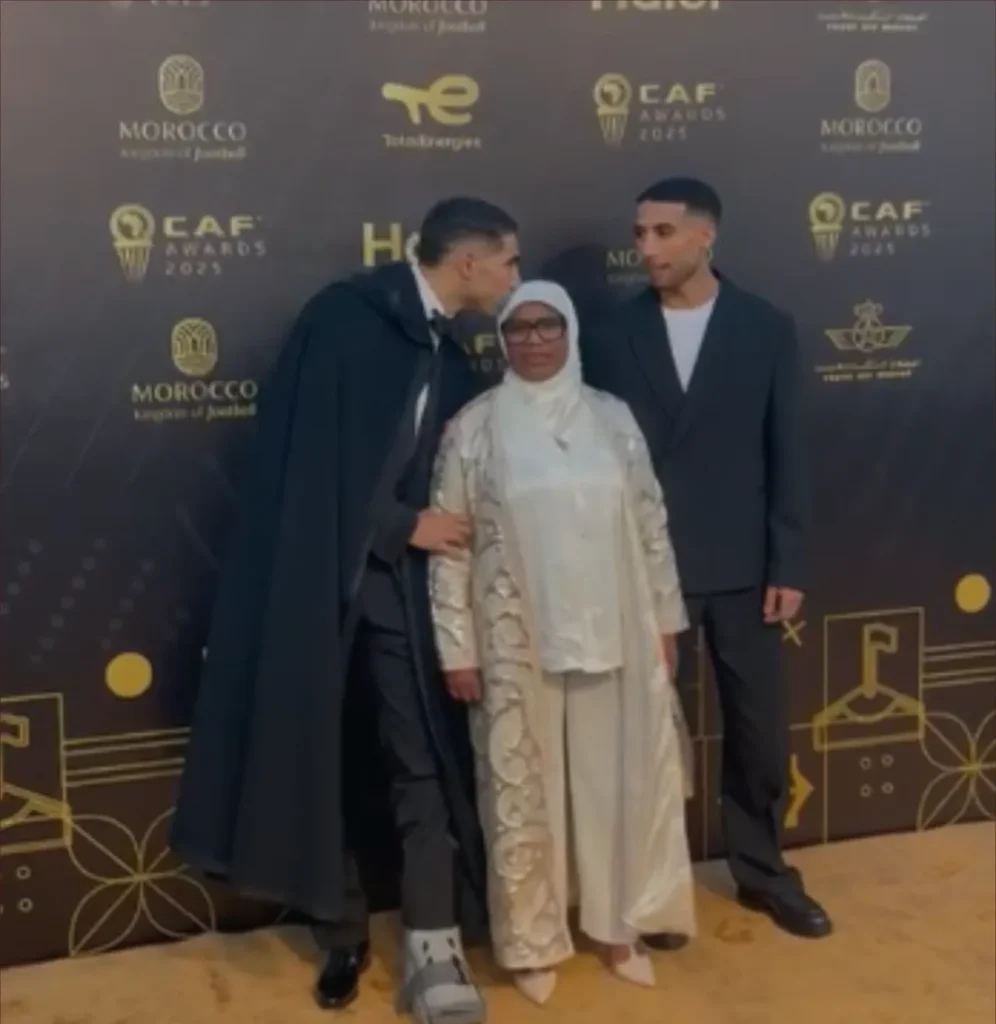 مشهد مؤثر: والدة أشرف حكيمي ترافقه إلى حفل جوائز الكاف