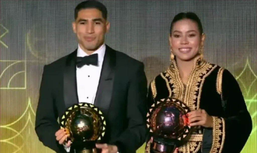 قفطان غزلان شباك المغربي يخطف الأضواء في ليلة جوائز الكاف