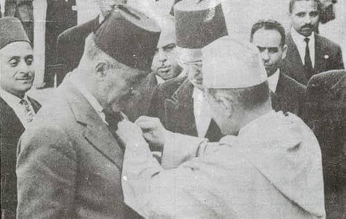 جدل واسع بعد تدوينة هشام أيت مانا حول تاريخ توشيح “الأب جيكو” بالوسام الملكي