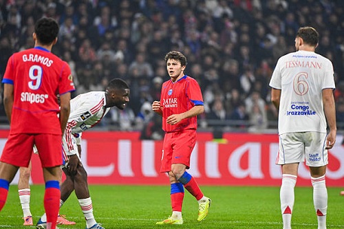 باريس سان جيرمان يخطف فوزًا مثيرًا من ليون في اللحظات الأخيرة