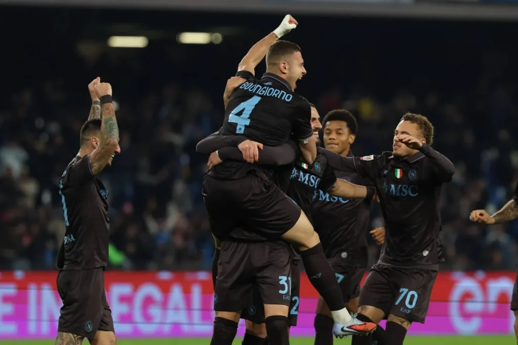 نابولي يتأهل لدور الثمانية في مباراة مثيرة