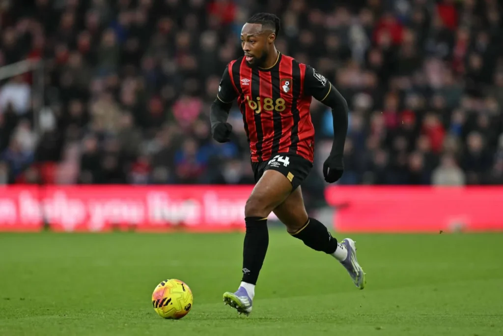 حادثة في آنفيلد تهز الدوري الإنجليزي.. الشرطة تدخل على الخط