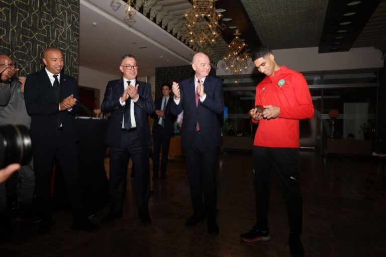 إنفانتينو يسلم حكيمي جائزة "الأفضل" بحضور المنتخب المغربي