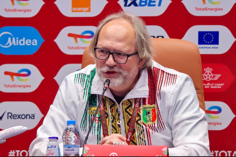 مدرب مالي يطلب دعم جماهير الرجاء في مواجهة المغرب
