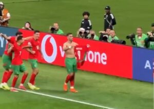 حمد الله يثير جدلاً باحتفاله بالهدف بعد فيضانات آسفي