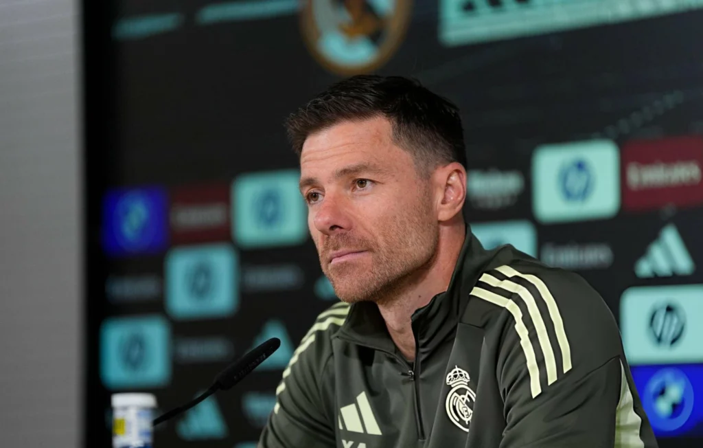 تشابي ألونسو ينتقد التحكيم رغم فوز ريال مدريد على ألافيس