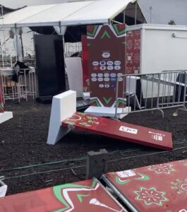 رياح قوية تتلف لافتات منطقة الجماهير بكأس أفريقيا بالدار البيضاء