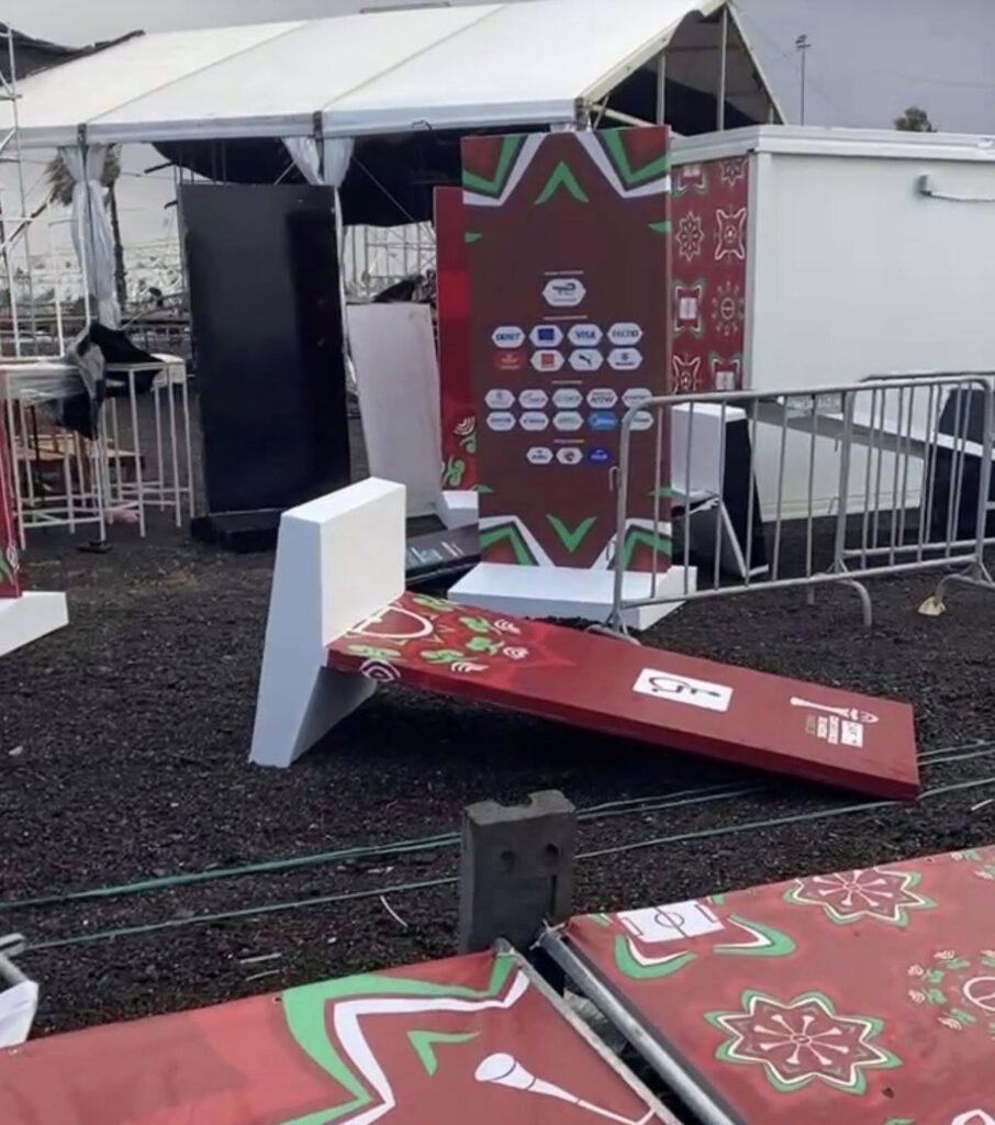 رياح قوية تتلف لافتات منطقة الجماهير بكأس أفريقيا بالدار البيضاء